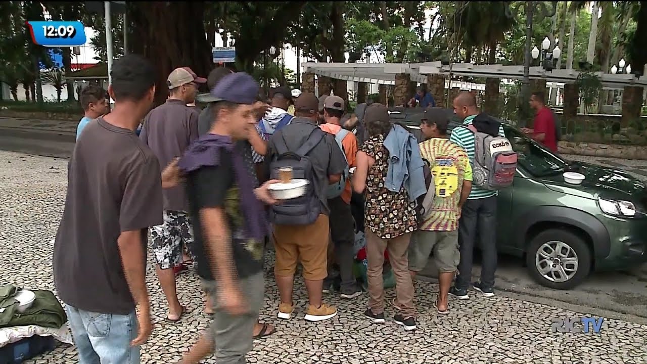 Voluntários levam comida para moradores de rua em Florianópolis