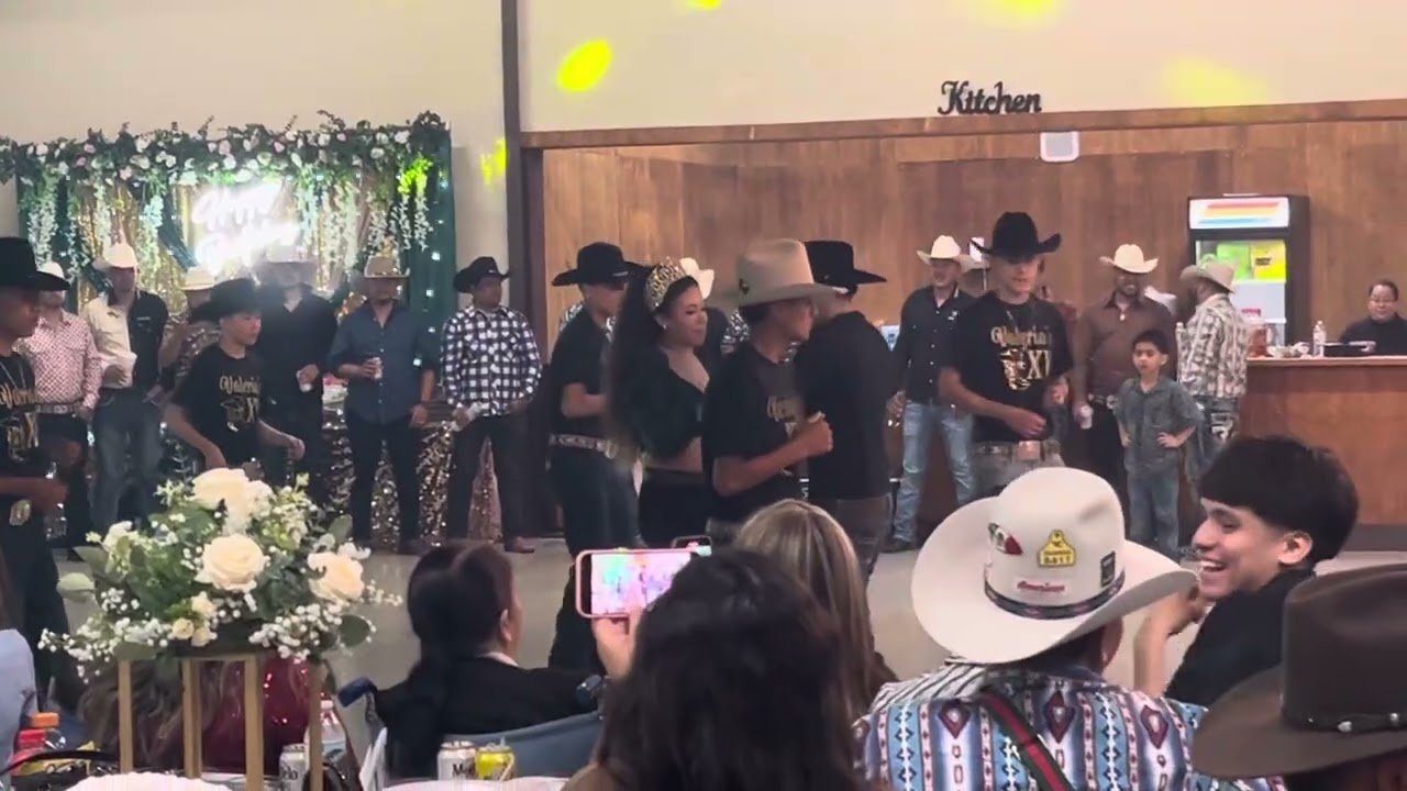 Baile sorpresa de Valeria con sus chambelanes 