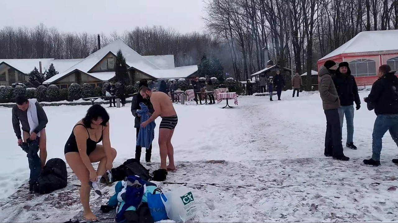 Сотні людей купаються у крижаній воді на Водохреща Ice swimming Ukraine