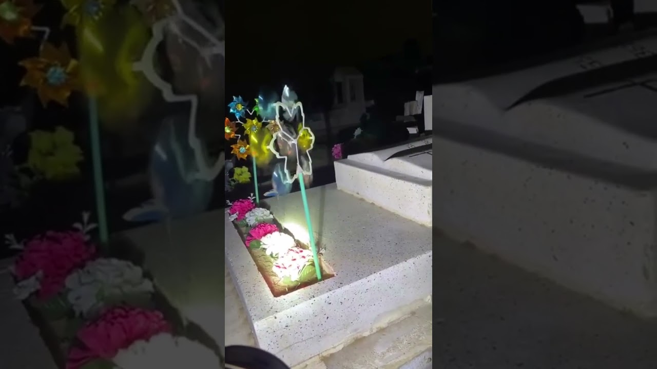 Noche lluviosa recorriedo el panteón de los niños Ciudad Juarez Chihuahua México 
