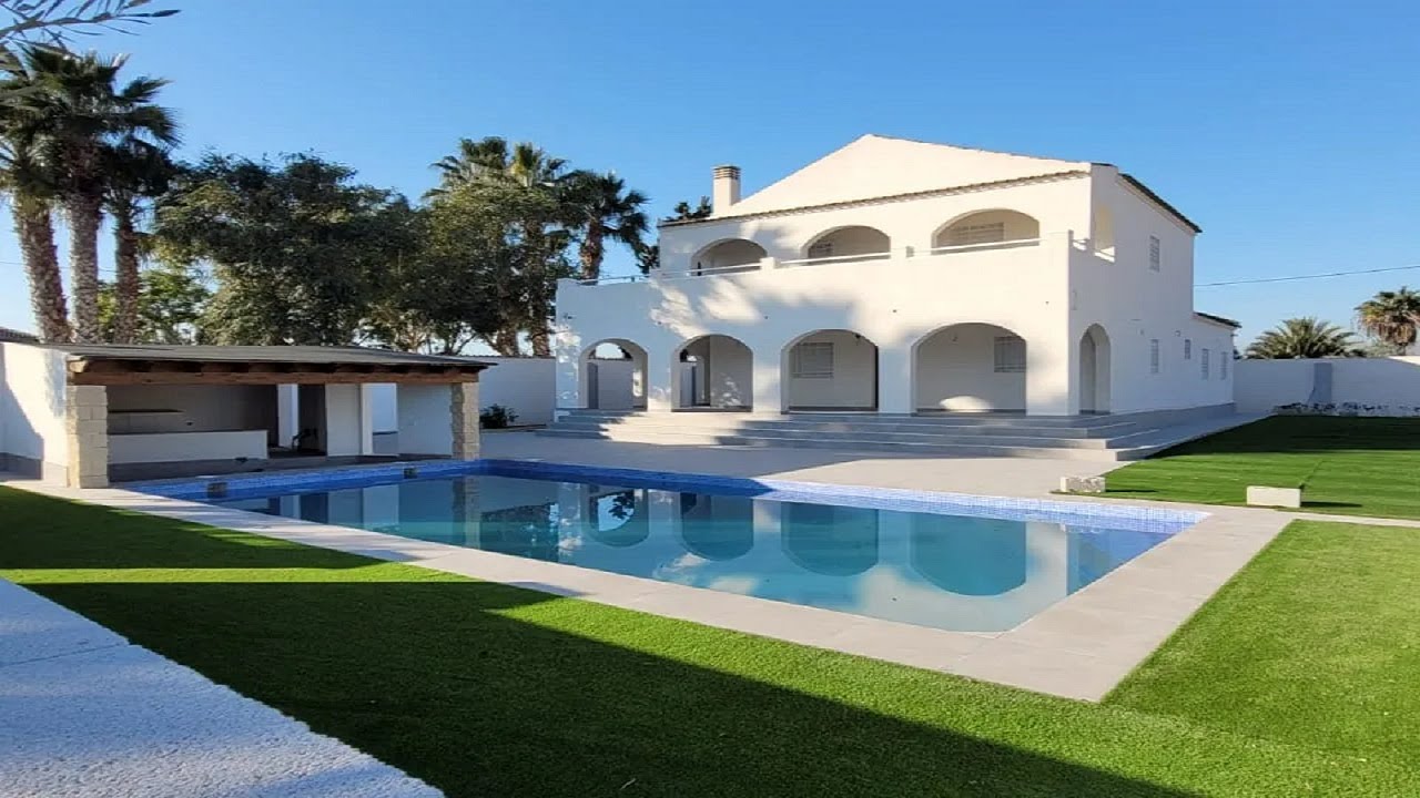 CATRAL: 3 Bedrooms Big Detached Villa with Pool, Outside Kitchen & Swim-up Bar (©WhiteVillasInSpain)