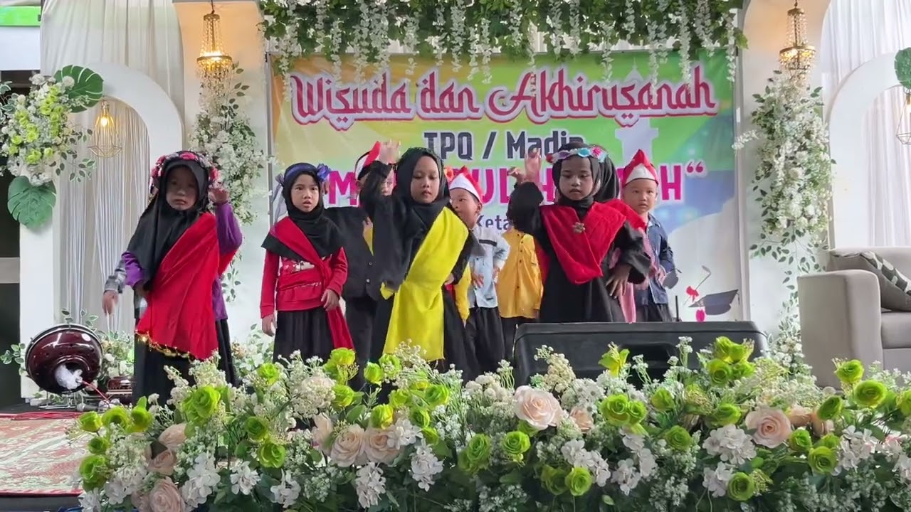 Tampilan kreasi pentas seni akhirussanah madin / TPQ Manba’ulHikmah, Gringsing Batang 