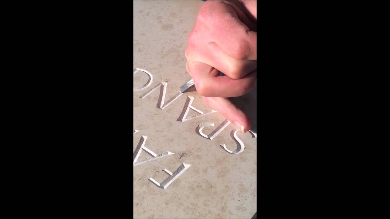 Meißeln einer Inschrift - Scholz Naturstein Regensburg