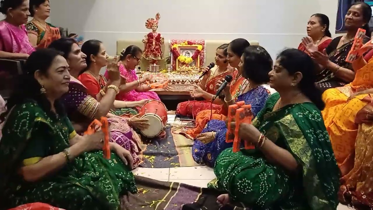 ભજન નીચે લખ્યું છે.હર્ષા પટેલ.વાહ મસ્ત ભજન કળિયુગનું અંત સુધી જોશો રમુજી ભજન. શ્રી સખીભજન મંડળ.