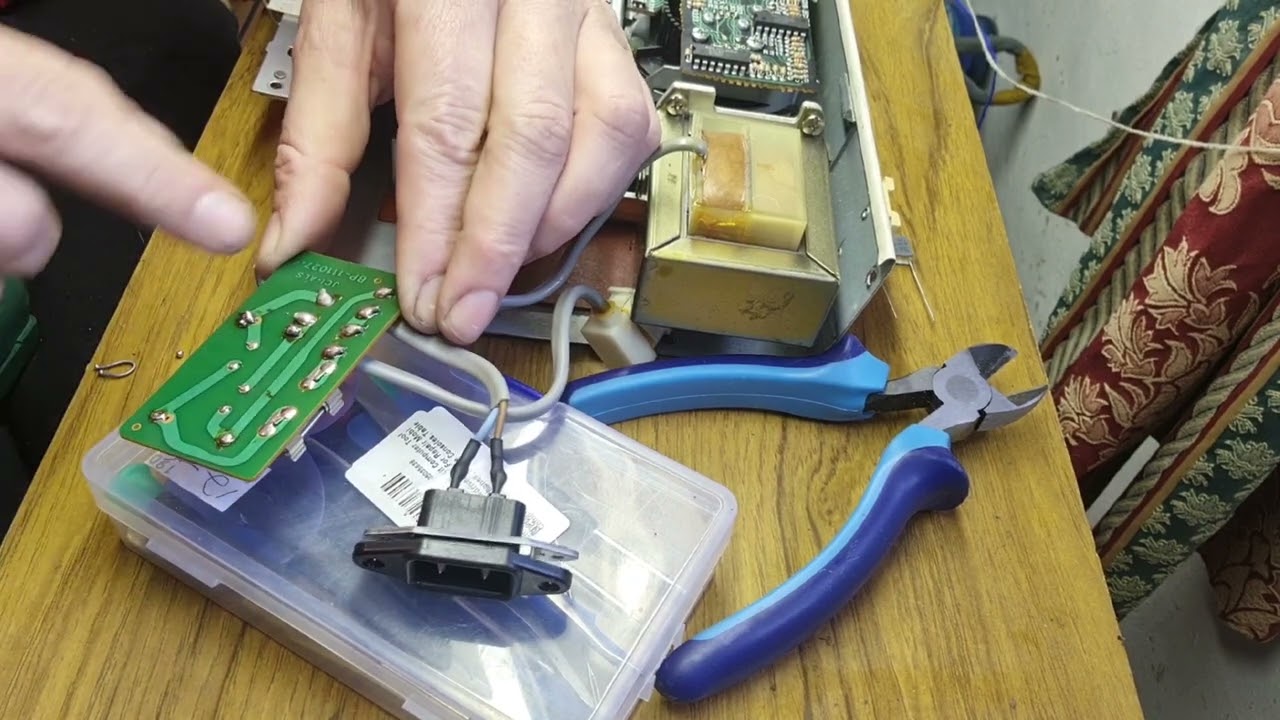 Как заменить конденсаторы Brother Electroknit. Моя вязальная машина дымится!! #Scarletpeate #kh950i