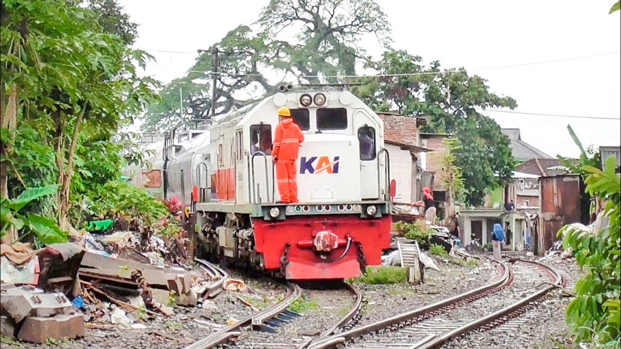 UNIK SEKALI | Rel Kereta Api di Kota Malang Ini Mepet di Tengah Rumah Rumah Warga