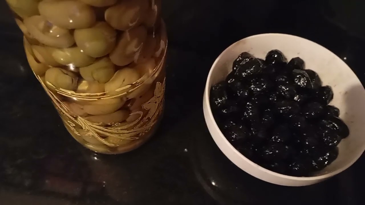 جينا وجبنا معنا هذا الخير الزيتون الاسود والزيتون الاخضر طريقه باش ينجح معكم ان شاء الله