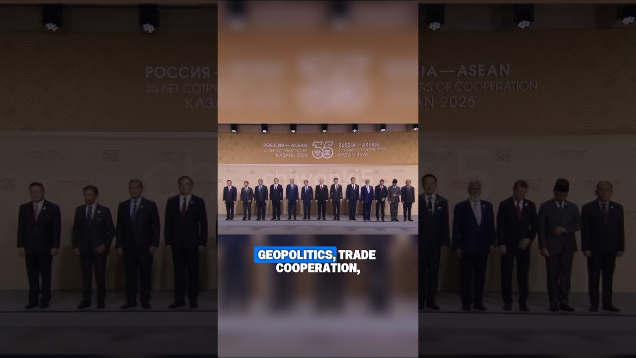 Putin Poses for Family Photo at Russia-ASEAN Summit Commemorating 35th Anniversary.