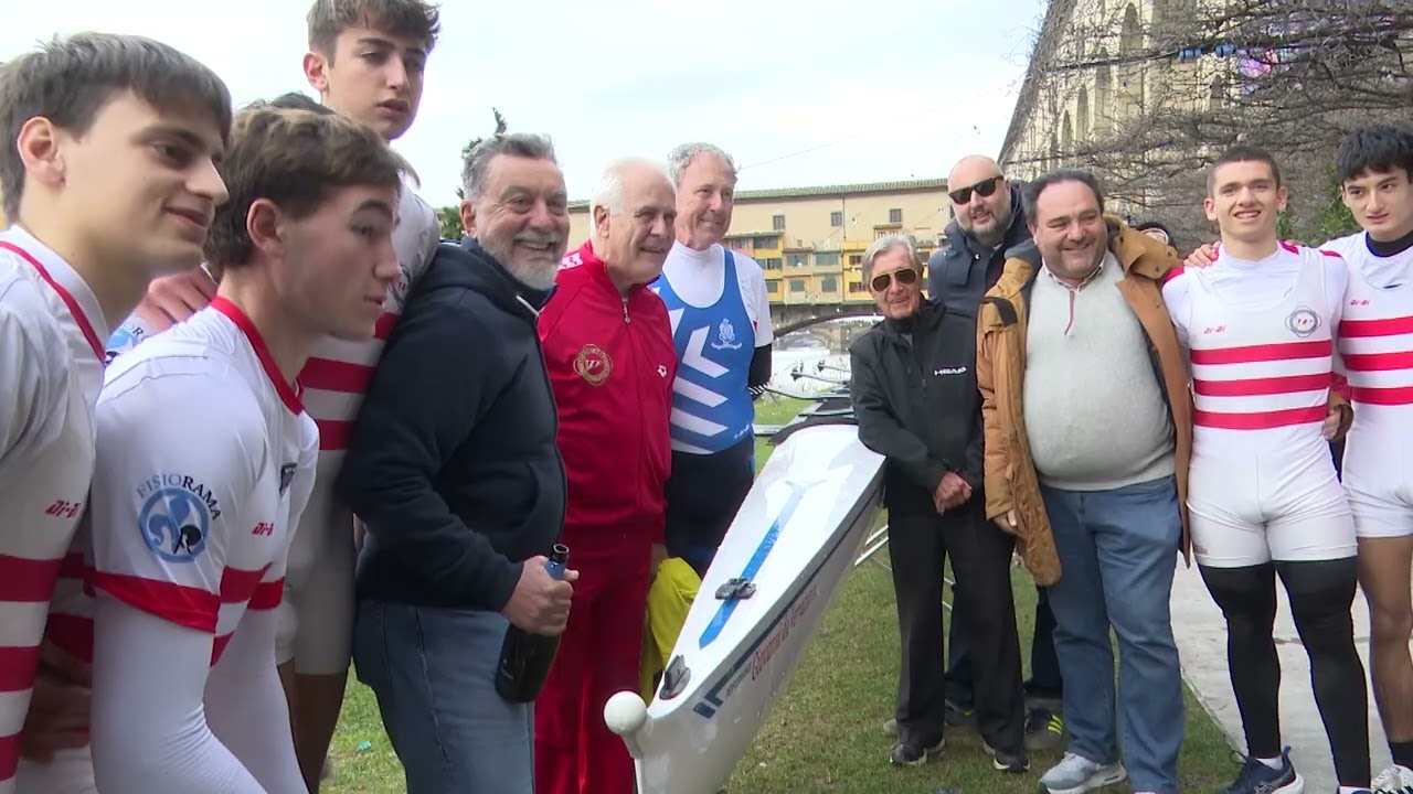 Capodanno Firenze, canottieri in arno, lanco dei palloncini e tuffo