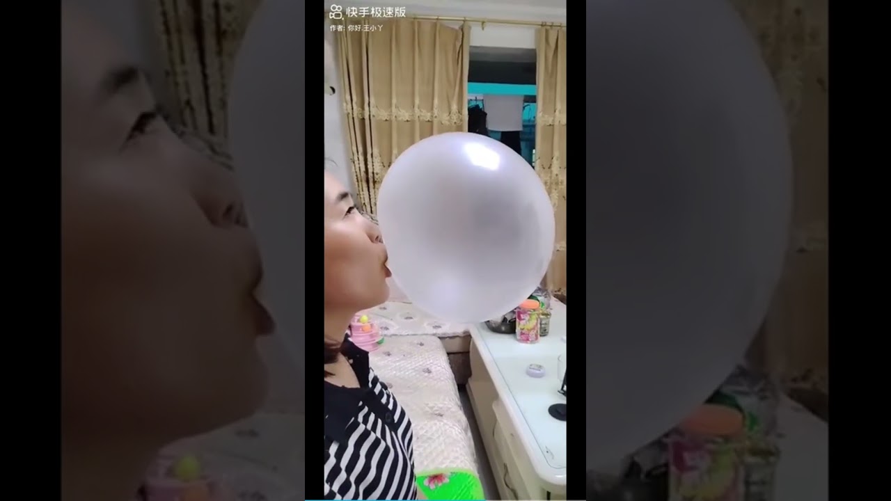 Chinese girl blowing big bubbles gum in this house 🇨🇳🏮🇨🇳🏮🇨🇳🏮 