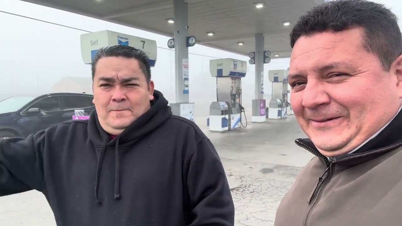 Comprandole Cocos a Manuelito , De Camina a San Francisco CA , Fruta fresca .