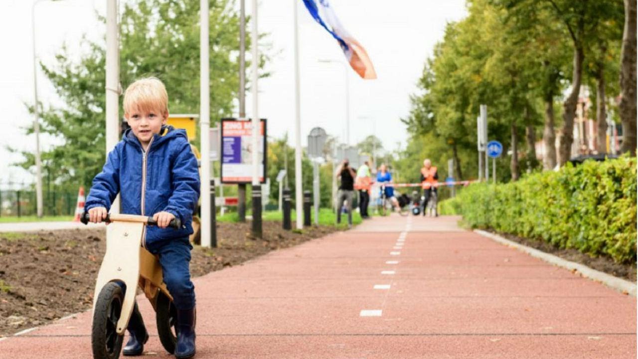 La pista ciclabile fatta con 500 mila bottiglie di plastica in Olanda | Insider Italiano
