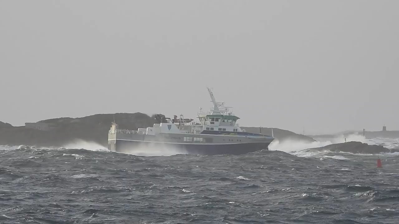 MS Utsira i storm.