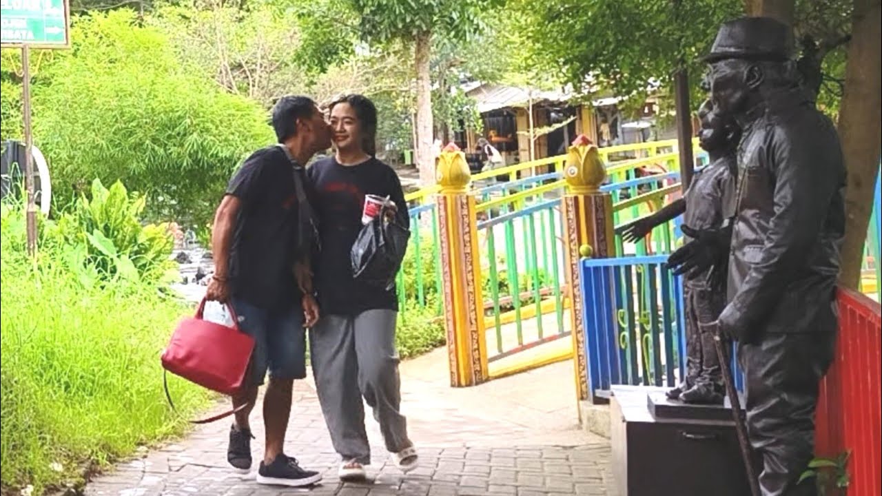 Dia bikin paling romantis di depan ku..!! Prank patung..!!!