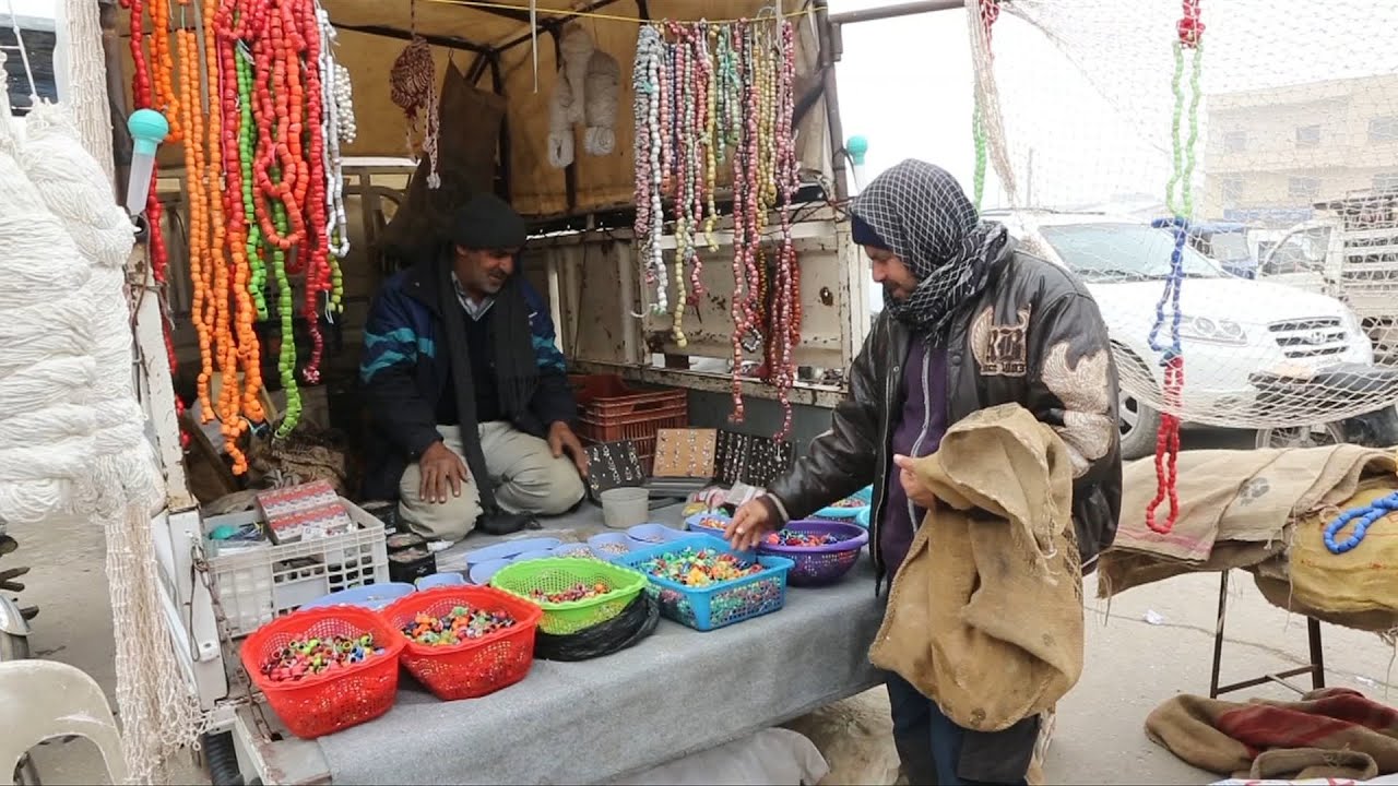 أبو محمد يحيي مهنة بيع زينة الطيور في إدلب