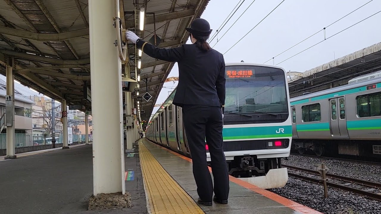 常磐•成田線直通E231系に乗務する女性車掌