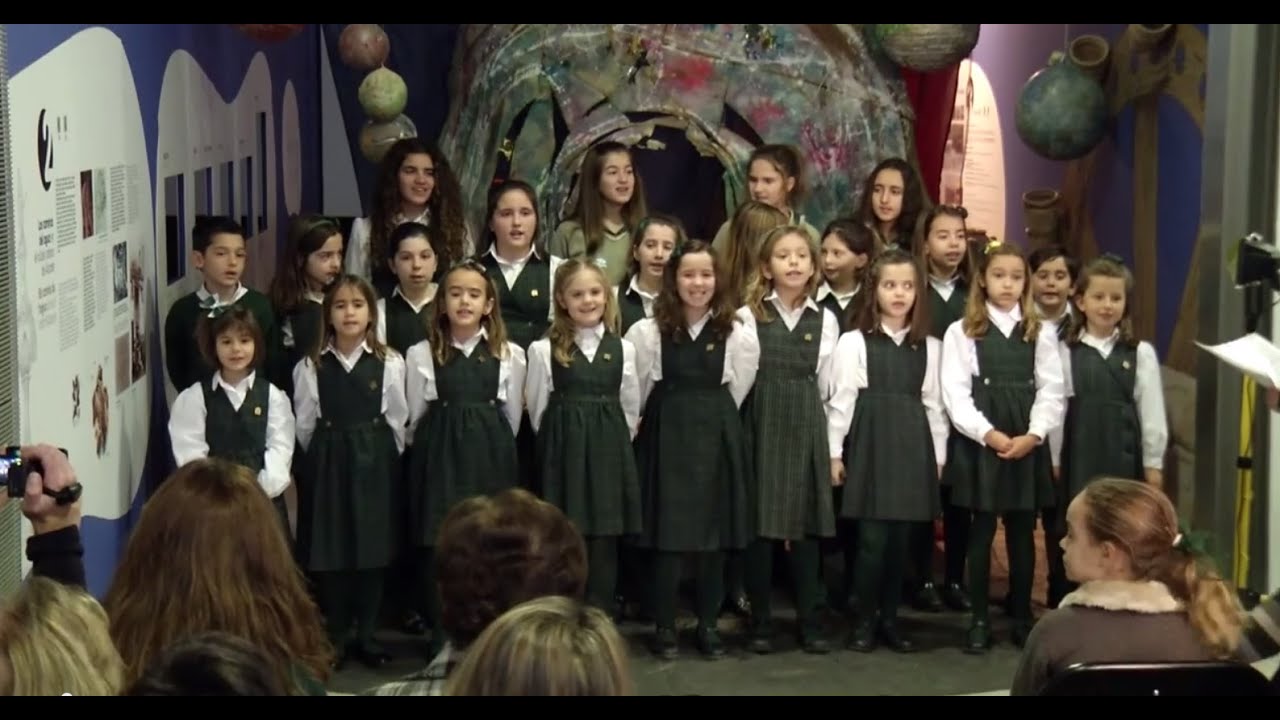 Actuación del coro del Colegio Ángel de la Guarda de Alicante en el Museo de Aguas de Alicante