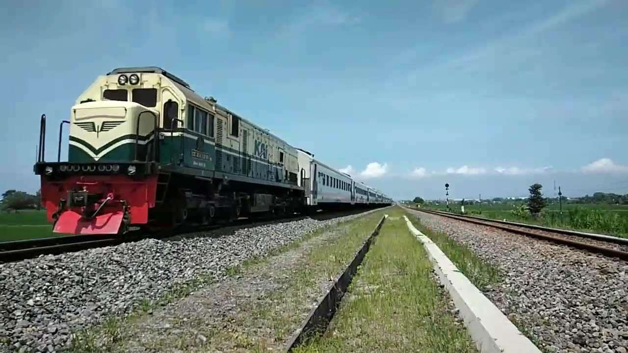 KA 278/279 Sritanjung FT LokDin CC 201 92 01 JR melintas relasi : lempuyangan-ketapang 😁😊