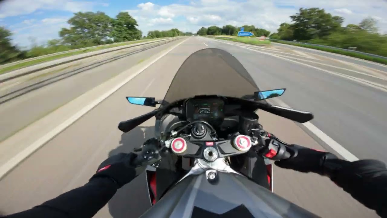 RSV4 1100 2023 ON AUTOBAHN | AKRAPOVIC