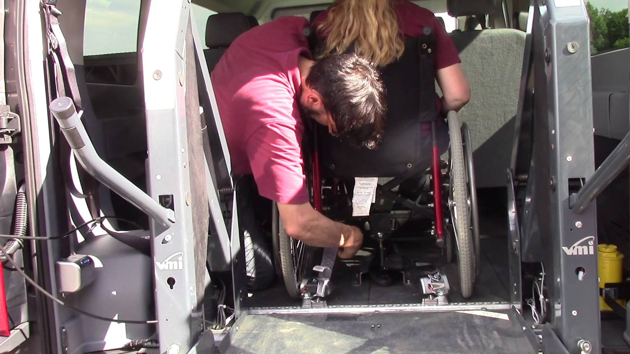 Ford Transit с кресельным подъемником Ricon, использующим штатный бампер.
