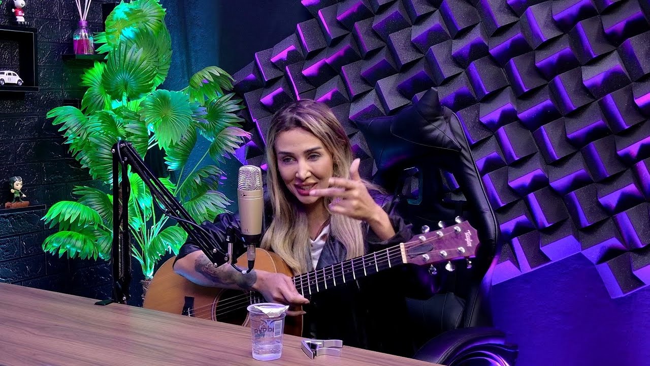 Entrevista com a Cantora e compositora Hellen Reis