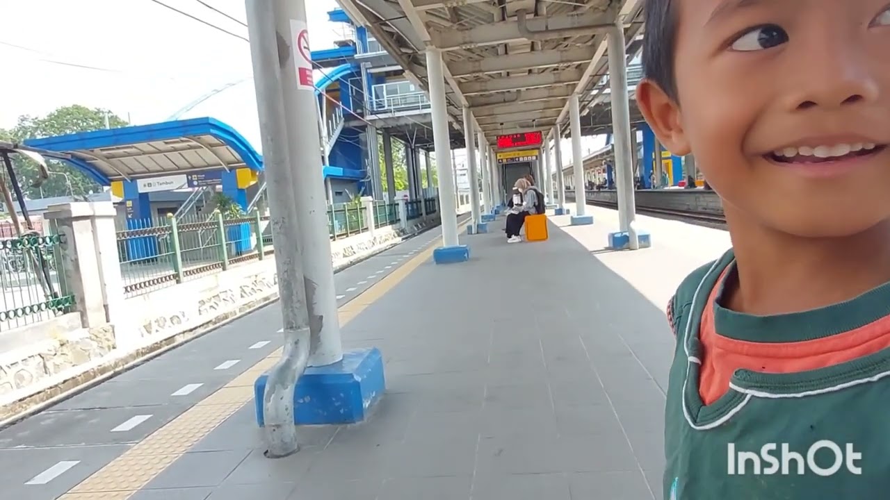 AULIA JALAN JALAN NAIK KRL PART 1