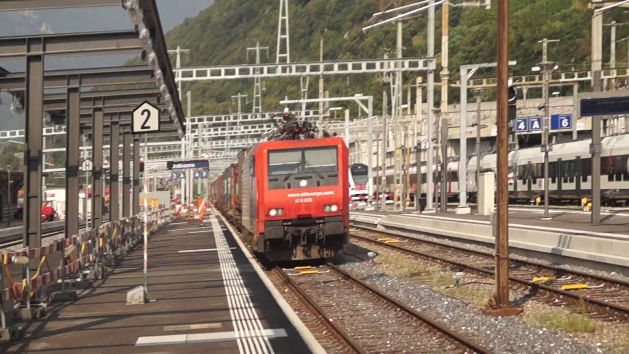 Re 474 005-6 avec un train marchandises &agrave; Bellinzona