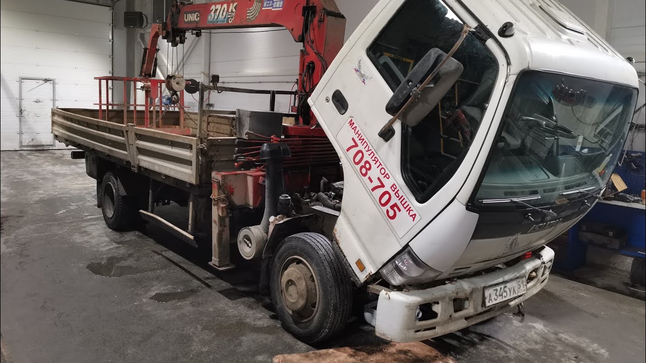 Снял головку блока с Isuzu манипулятор.