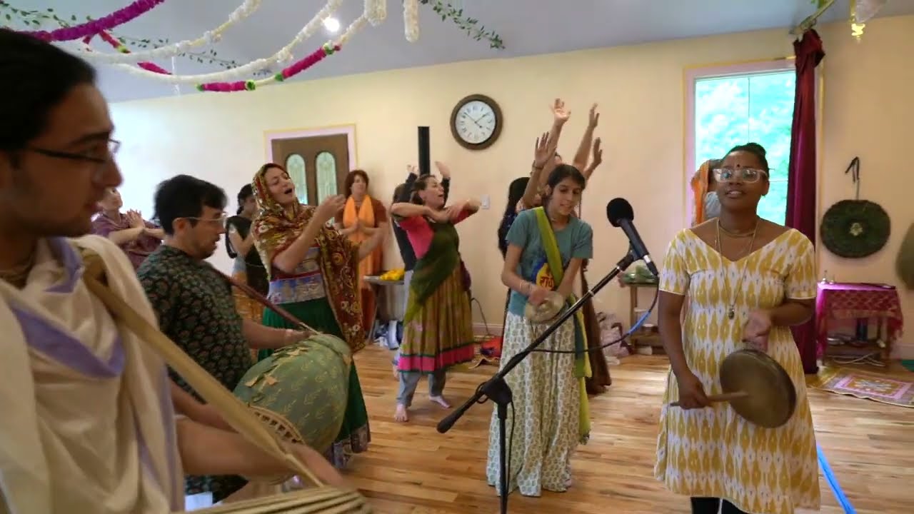 Madhyana Arati - Malini Dasi & Rasika Dasi