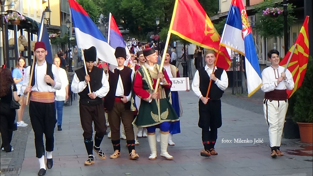 Defile učesnika festivala folklora u Pljevljima 2024.