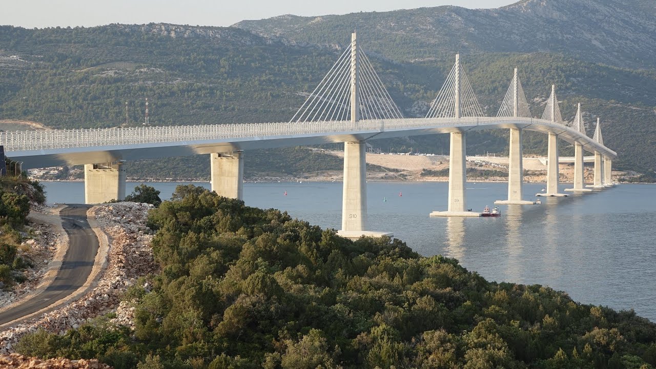 Pelješki most, průjezd přes most, ohňostroj a pohled na osvětlený most v noci.