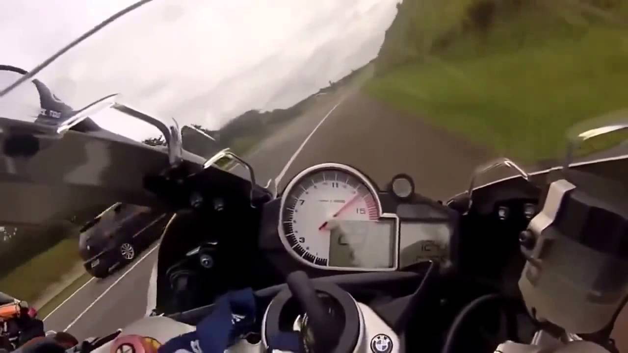 Wyścig na autostradzie motocykle BMW S1000RR vs HONDA CBR1000