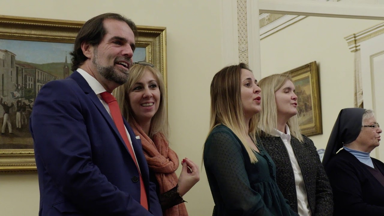 Alunos do Externato Princesa D. Amélia cantam os Reis