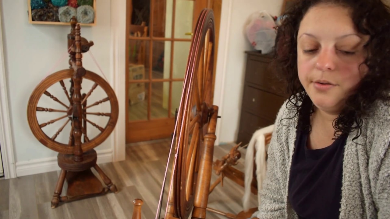 Comment choisir un rouet antique pour filer de la laine.
