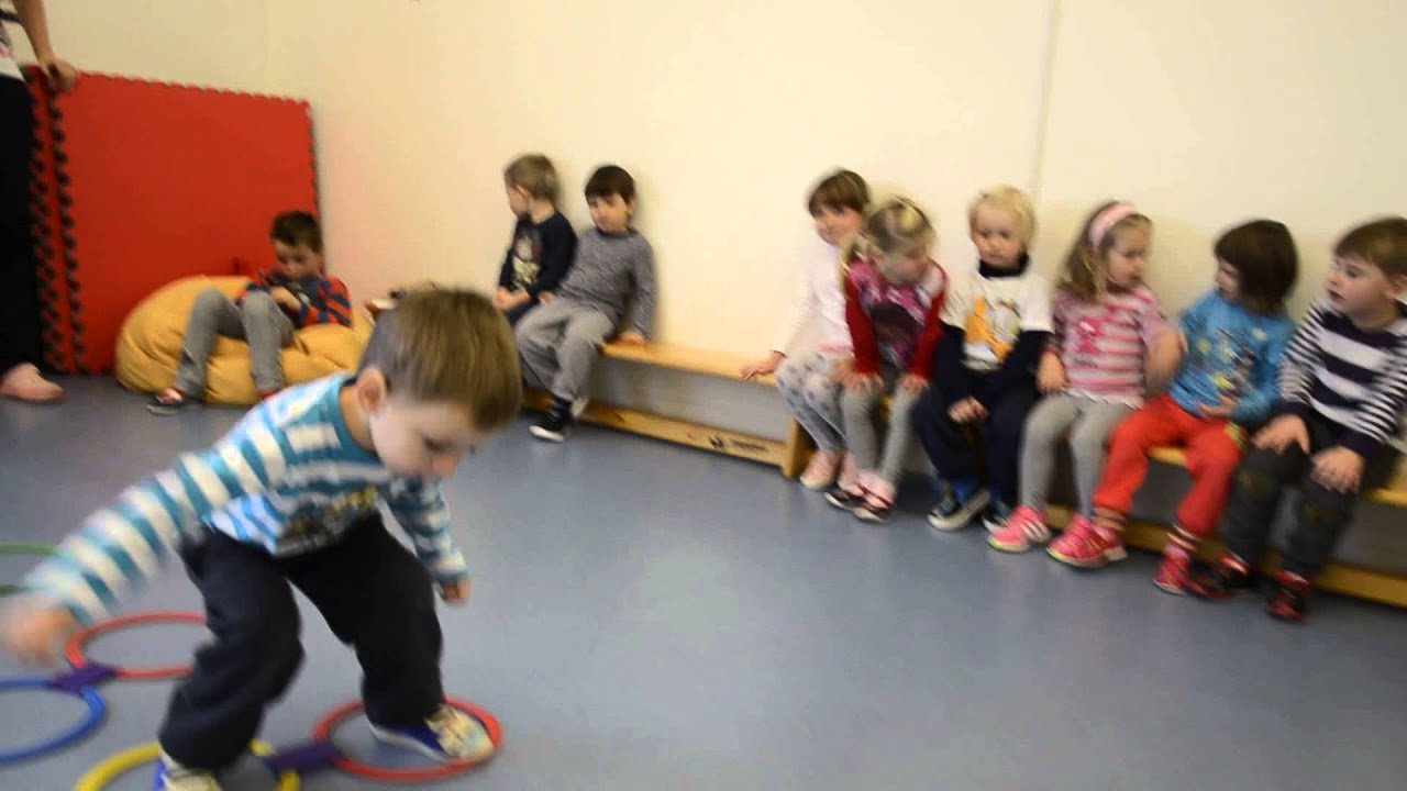 Cvičení pro děti v mateřské škole - Twister, kruhy, skoky