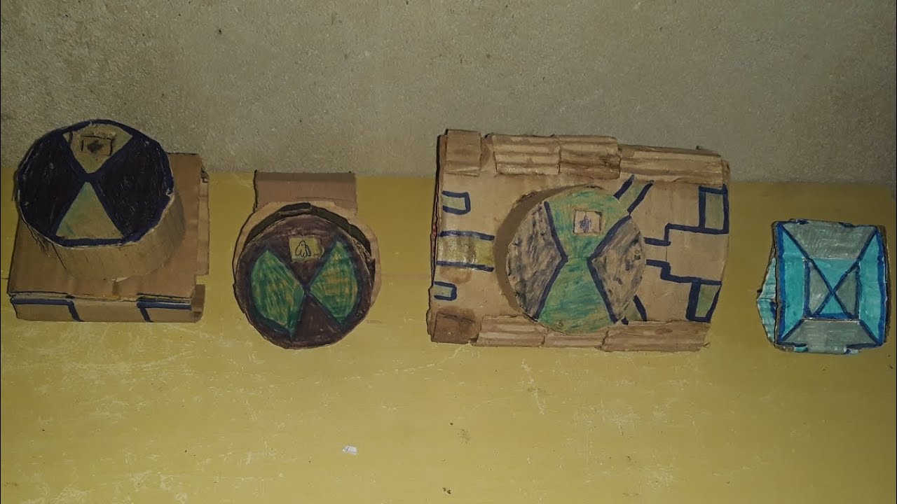 mostrando a minha coleção de omnitrix de papelão