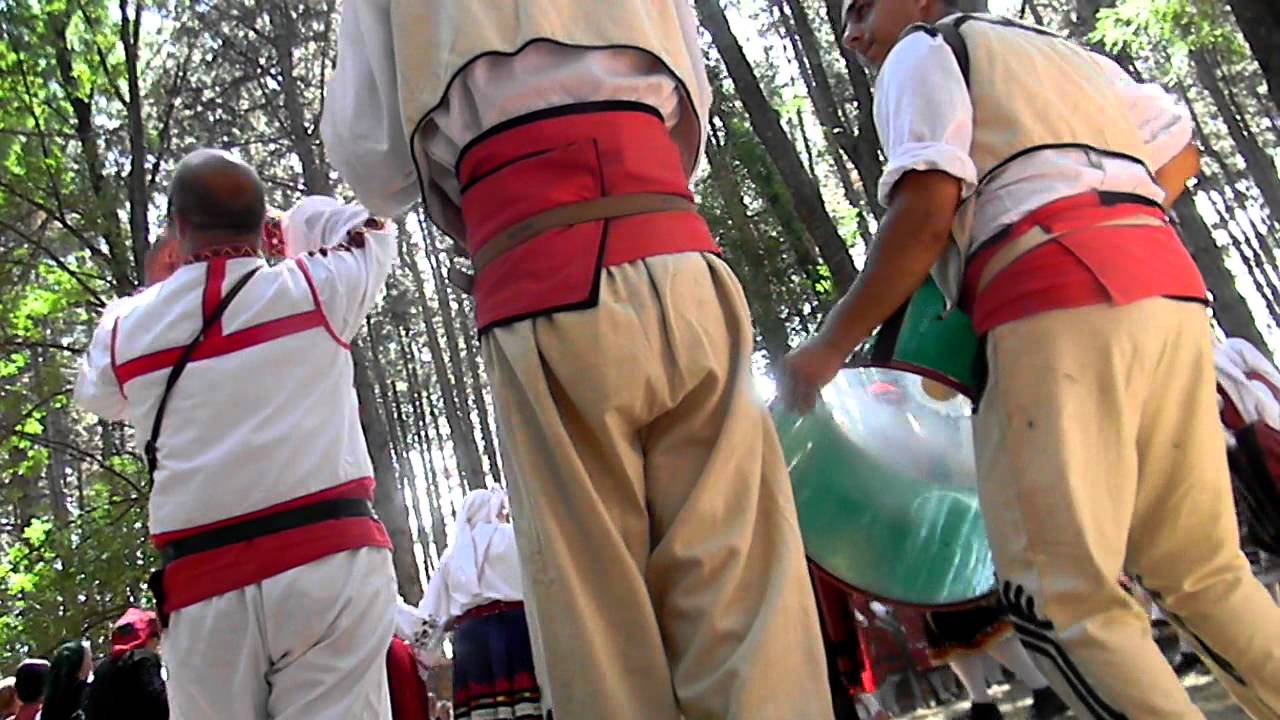 Жеравна 2011_4 - Разложкото хоро - зурни.MOV
