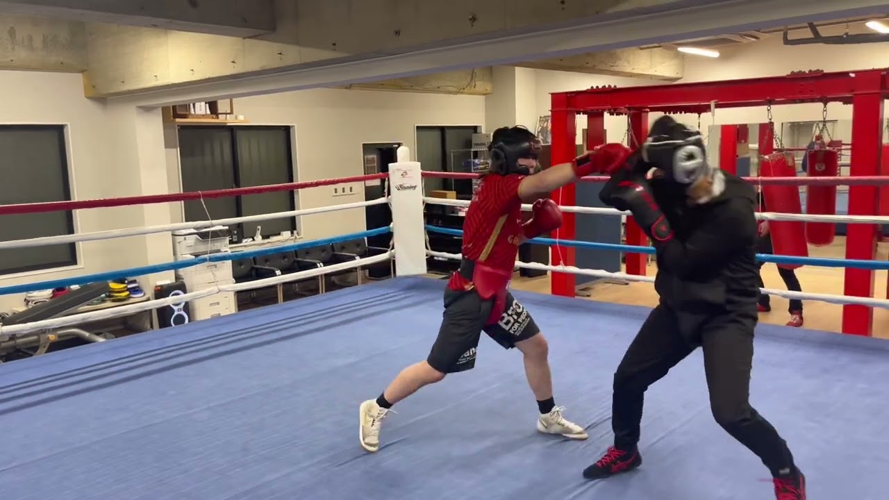 スパーリング大会参加予定の2人が対人練習。赤グローブの方は初参戦。練習頑張って👍