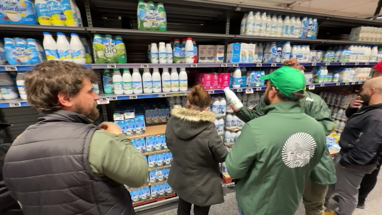 Face à la baisse du prix du lait, la FDSEA du Lot manifeste dans plusieurs supermarchés