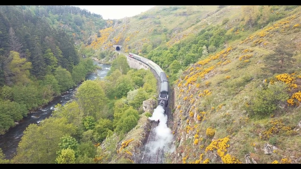 Train à vapeur Langogne Clermont-Ferrand - Passage près du château de Joncherettes le 26 mai 2024