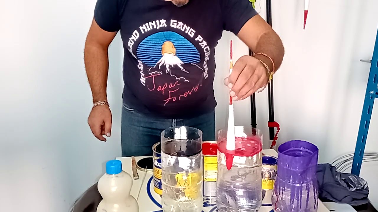 Pintado de boyas en recipientes con agua