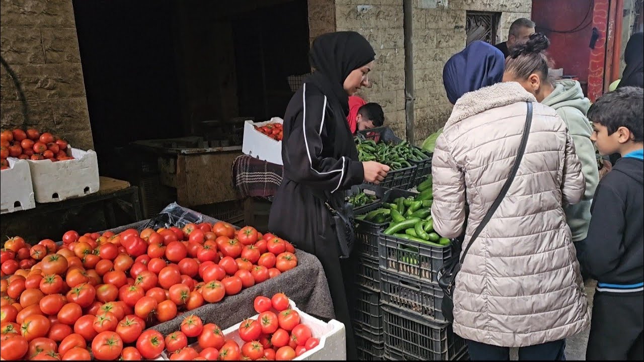 وزعت الخضار في السوق وتحدثت مع النساء .. لكن حدث ما لم يكن في الحسبان !!