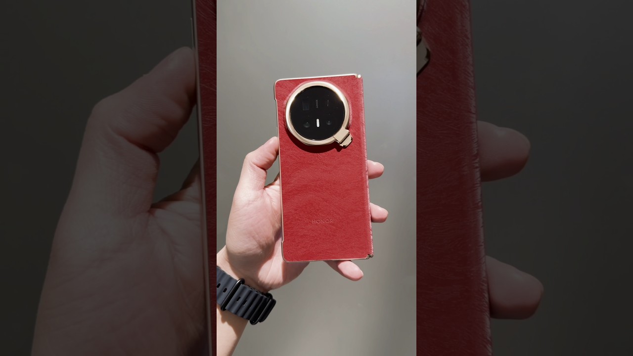 Honor Magic V6 feels amazing in hand! Industry-leading slim and lightweight body, only 8.75mm thick