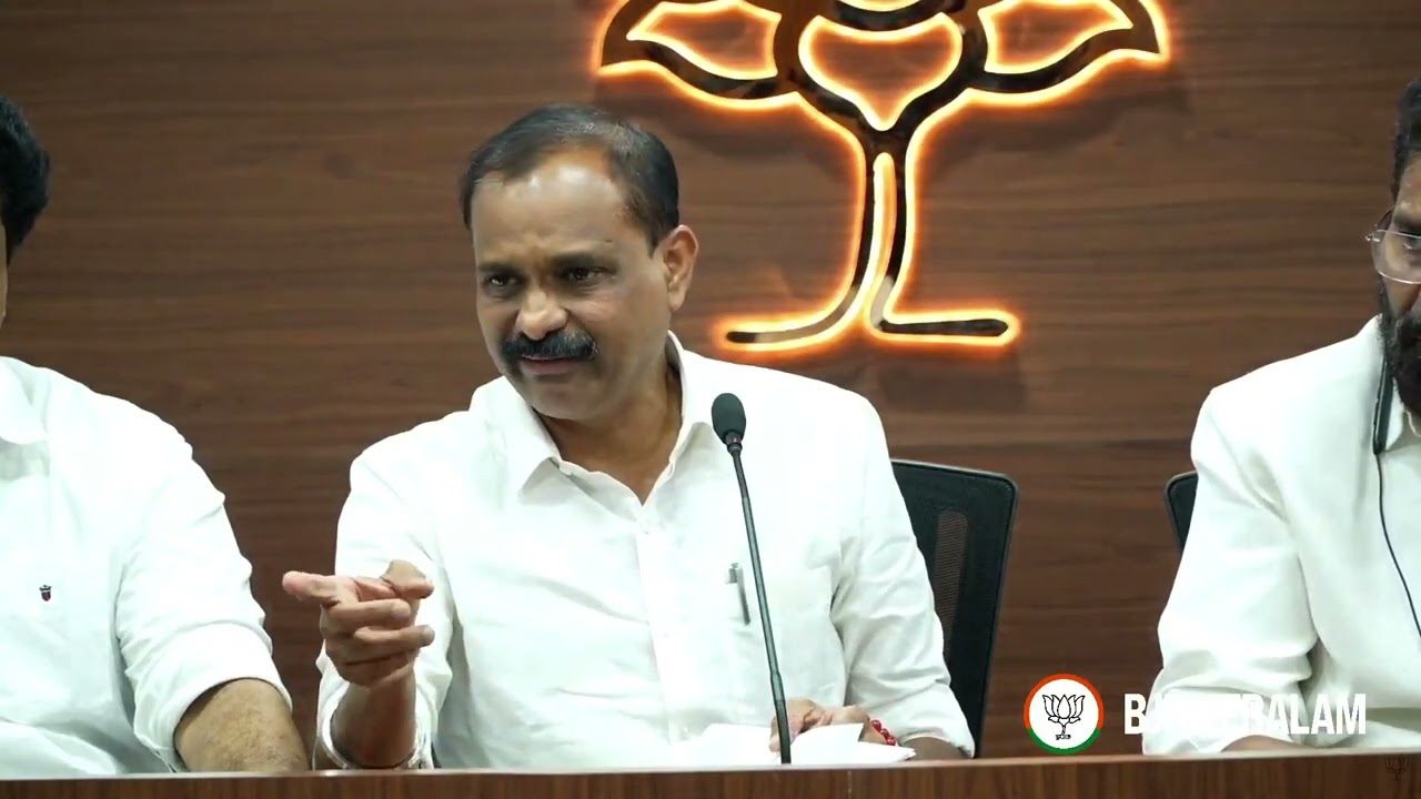 തിരുവനന്തപുരം കോർപ്പറേഷൻ വികസന രേഖയുടെ കരട് പ്രകാശനം ചെയ്യുന്നു