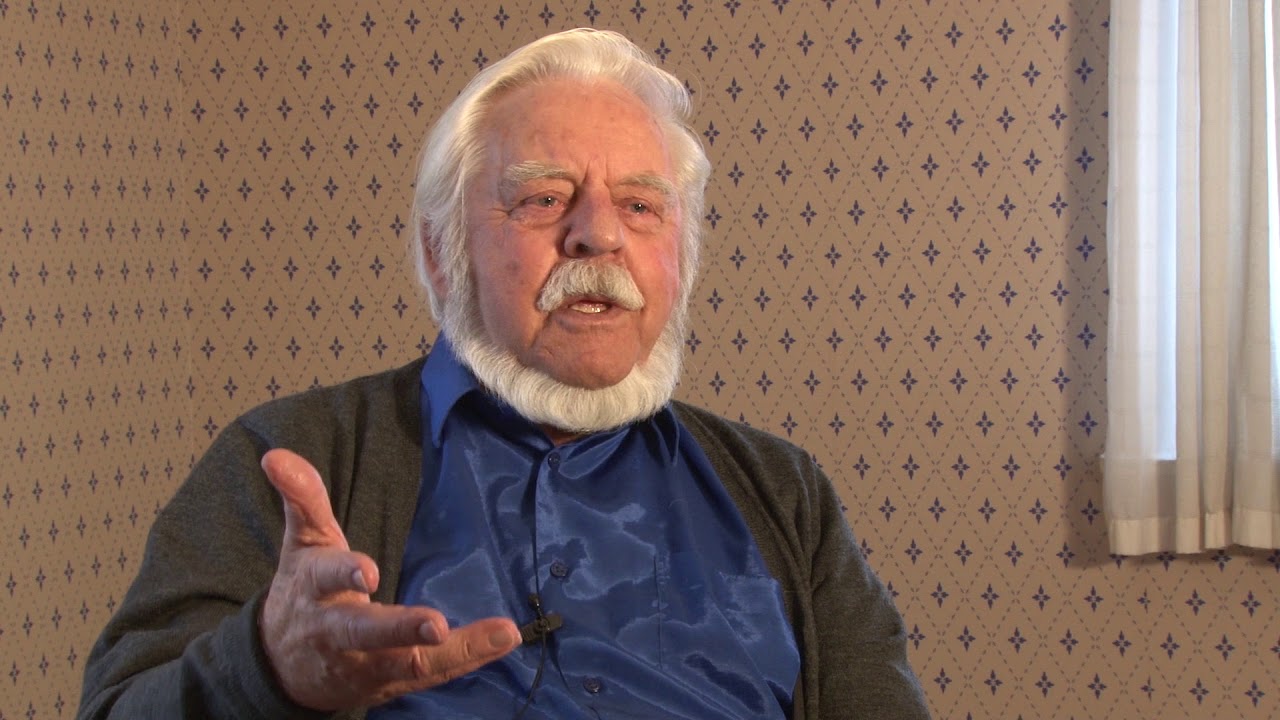 Henning Karlstad synger drikkeviser.