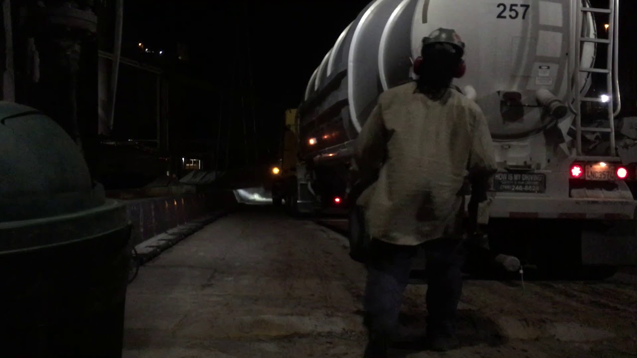 How to trucking: setting up to unload. Night work