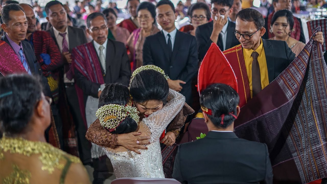 Momen Sedih Pernikahan Adat Batak - Pasahat Ulos & Mandar Hela