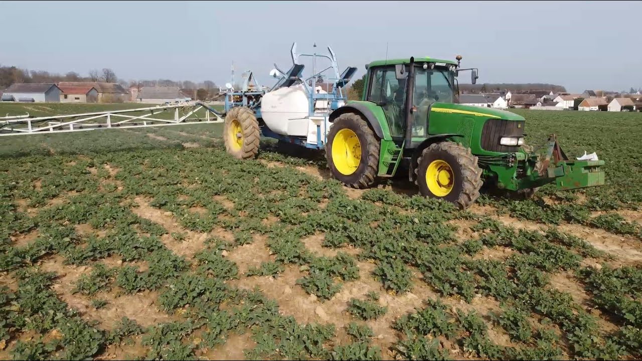 John Deere 6520 et pulvérisateur Evrard Meteor sur les colzas
