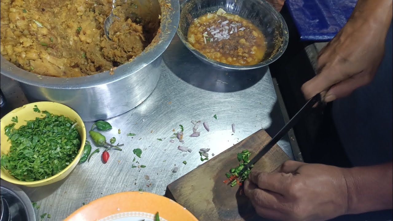  আবদুল কুদ্দুস ভাইয়ের সুস্বাদু ফুচকা ও স্পেশাল চটপটি। মুখে দেওয়া মাত্রই টসটসে খেতে অসাধারণ লাগে ।