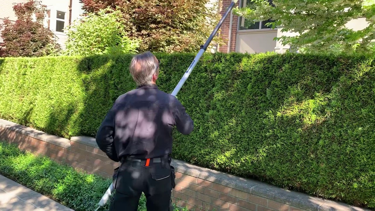 Blackbird Specialist 50 ultra high modulus carbon fibre water-fed pole demonstration.